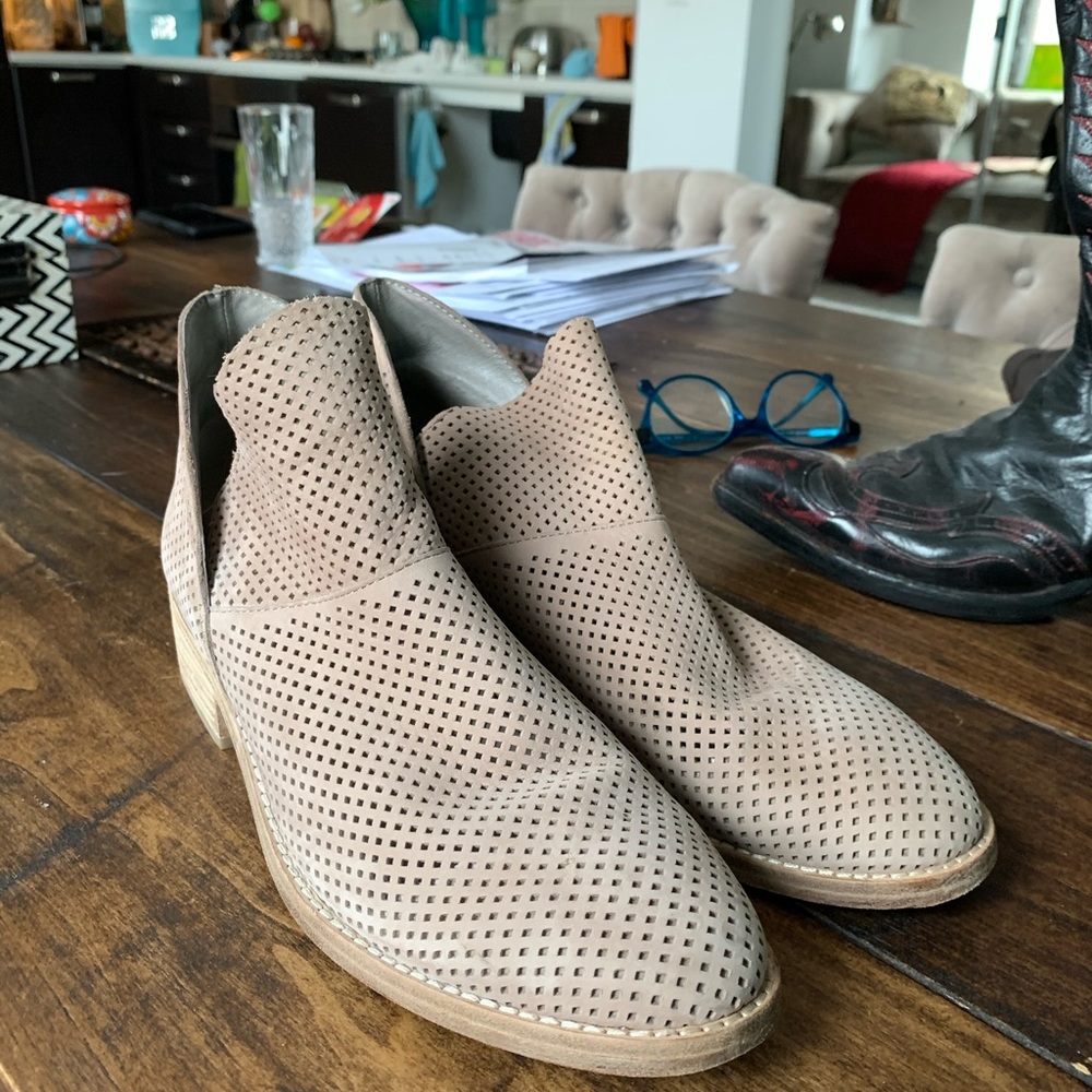 Eileen Fisher Cute Beige Booties